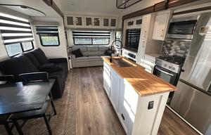 2 bedroom / loft luxury Camper (Generator add-on!)
