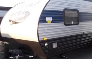 32 ft SMART HOME CAMPER WiTH HOT TUB & MESAGE CHAiR