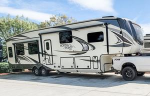 Glamping at its finest! Jayco Luxury sleeps 9!