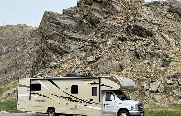 2017 LIKE NEW Winnebago Minnie 31K Sleeps 8!
