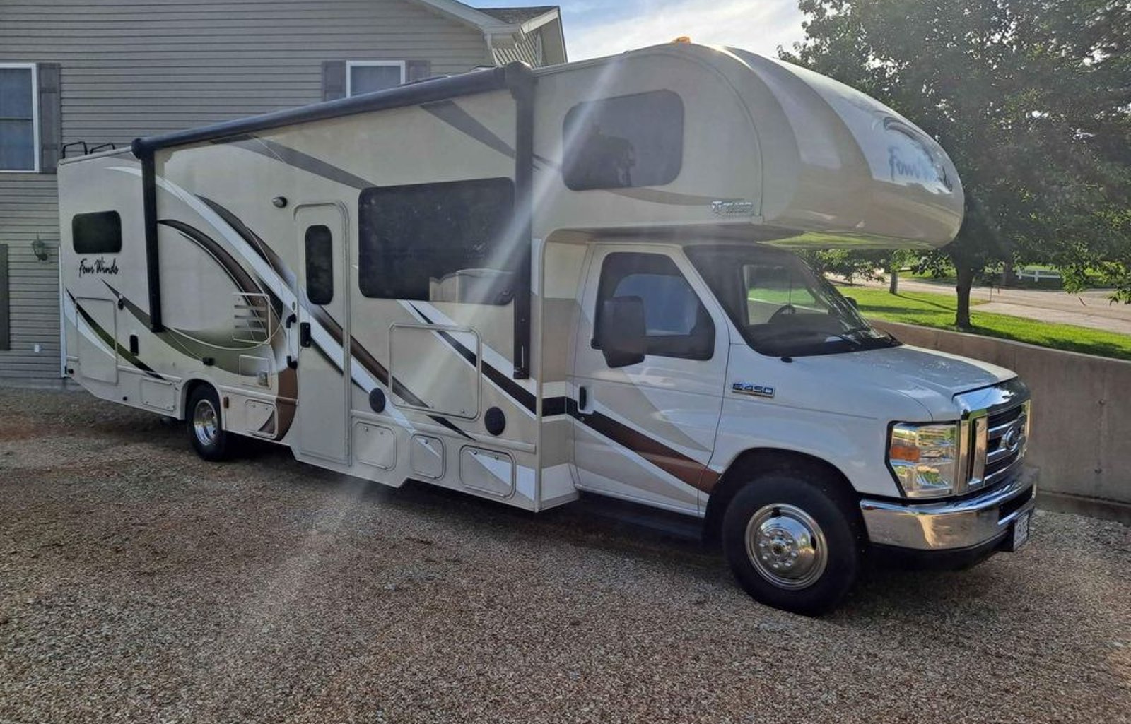 LIKE NEW- 31 foot Class C with Bunkbeds!!