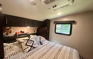 Modern 5th Wheel: Fireplace, Island & 2 Queens