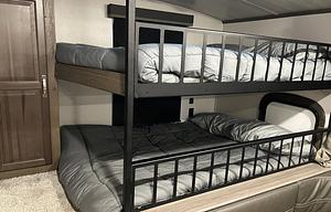 Family friendly bunkhouse with a king sized bed!