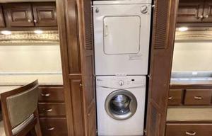 Luxury 40’ DP Coach – Stationary Delivery & Setup