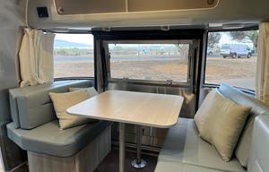 27 foot international - Power awning, Rear Hatch!