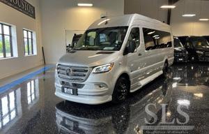 2024 Midwest Automotive Designs Daycruiser D6
