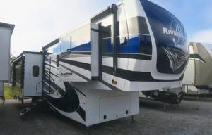 Luxury 5th wheel 2 bedrooms 1.5 baths 3 ac sleep 6