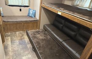 Zinger 2 room  bunk house. Delivery only