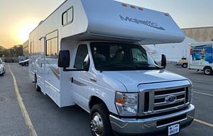 Easy to Drive 2017 Thor Motor Coach Majestic 28A