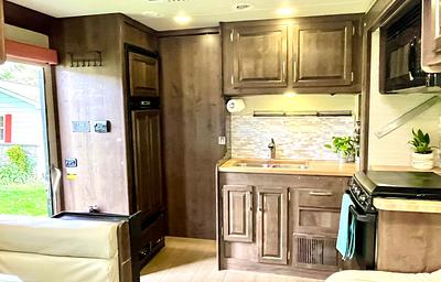 The Queen Bea: Class C 2018 Jayco Greyhawk 31FS