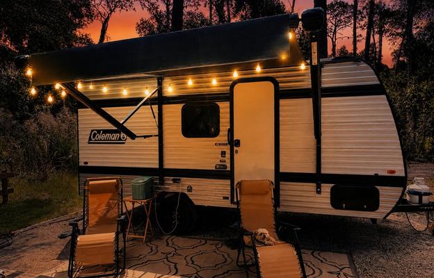 Clean & Cozy Coleman 17B Camper