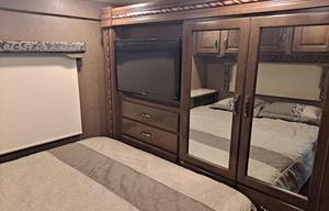 LIKE NEW- 31 foot Class C with Bunkbeds!!