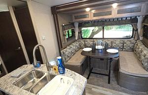 Surveyor 247BH Dog Friendly + Bunkhouse + Island