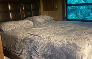 30 Ft Class A Motor Coach - Pets Allowed