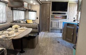2019 Palomino Puma w Outdoor Kitchen Sleeps 10