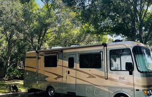 2005 Safari Trek RV rental photo 8
