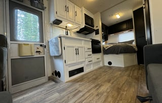 Newly Renovated RV - Minnie - Adventure Machine