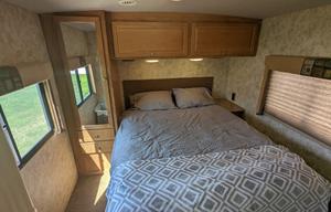 Winnebago Vista - Fully Stocked and clean!