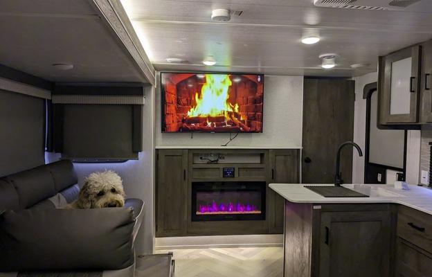 2022 - Sleeps 10! Delivery Available!!
