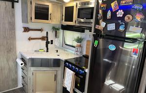 2021 Cherokee Alpha Wolf 26RB-L RV rental photo 9
