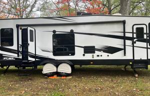 2022 Fuel 305 RV rental photo 12