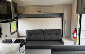 Coastal Camping !  Easy to tow!  Sleeps 5-6/Bunks!