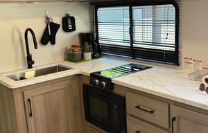 Easy Livin’ with Eileen – 2025 Coleman Camper 27'