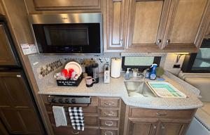 A-6 Newmar  33' , King Bed, Easy-Drive — Sleeps 5