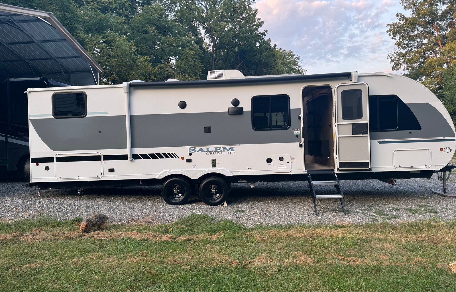 2025 Salem cruise lite - king bed with bunk beds!