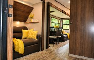 2 Bedroom/2 Bath w tub Luxury Fifth WheelGWTX 2797