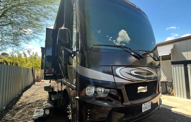 A-6 Newmar  33' , King Bed, Easy-Drive — Sleeps 5