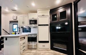 Beautiful 5th wheel bunkhouse retreat w/delivery!
