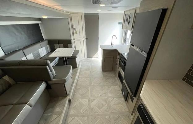 Beautiful forest river, sleeps 10!