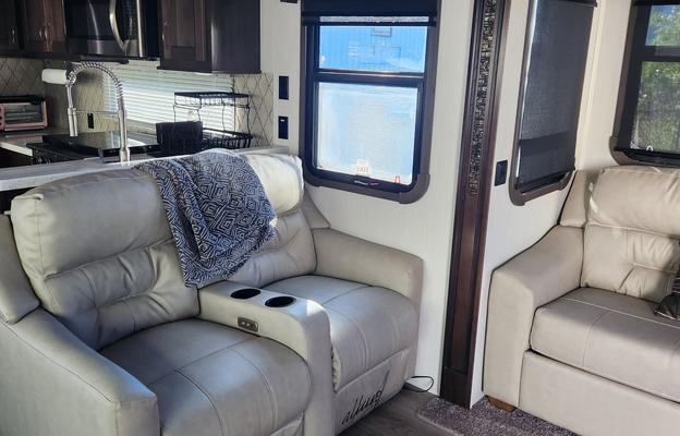 2020 Forest River 5th wheel with washer and dryer