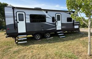 Beautifully Maintained Clean 2017 Keystone Camper