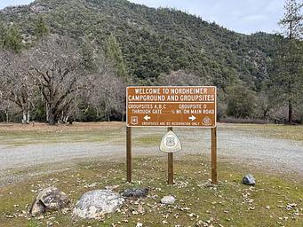 Directive sign at entrance