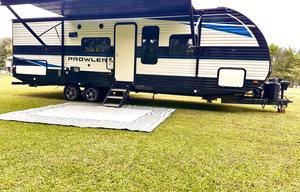 HUNTS PROWLER RV 32' SLEEPS 6