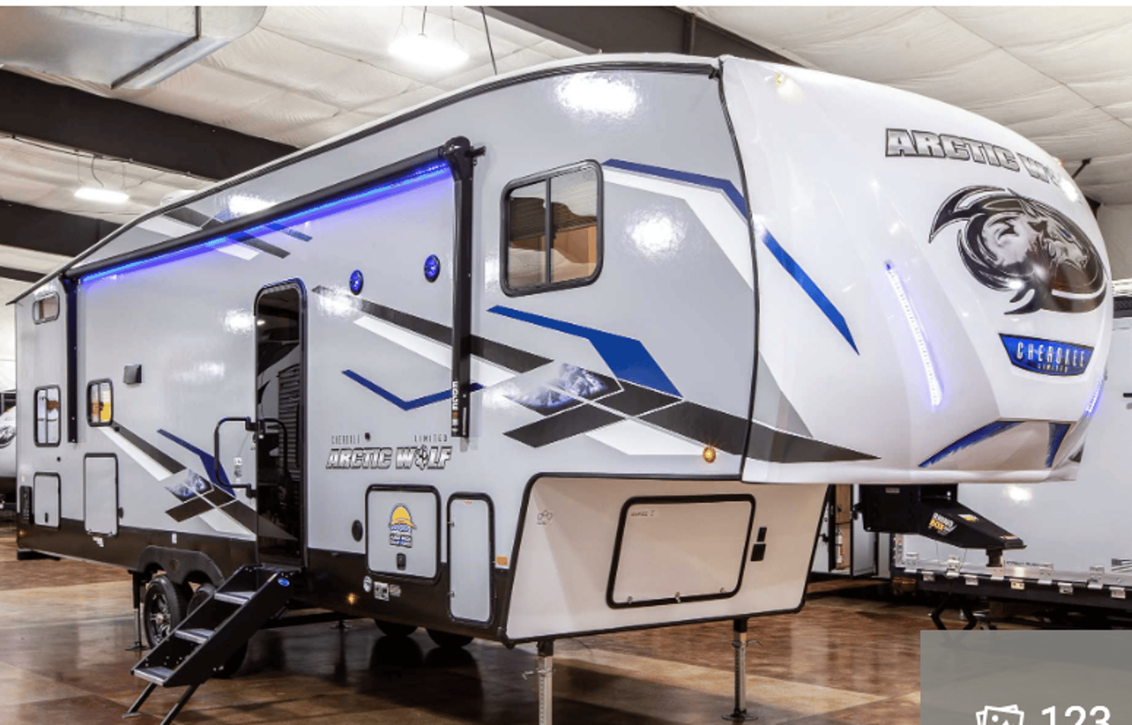 Beautiful, Clean, Modern 5th Wheel, Arctic Wolf