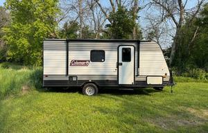 Lightweight, sleeps 6, upgrades! 400W solar system
