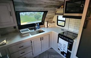 Beautiful Luxury travel trailer w/ King size bed