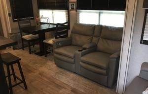 Prince RV Castle  /2020 Jayco Eagle 319MLOK