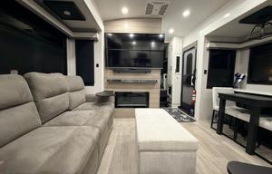 Pet Friendly 2026 Jayco Pinnacle *Delivery Only*