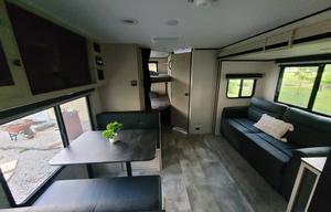 2023 Luxurious Family-Friendly Apex Ultra-Lite