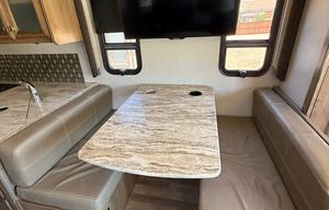 33 ft motorhome - sleeps 6