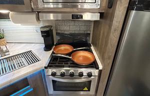 2019 Palomino Puma w Outdoor Kitchen Sleeps 10
