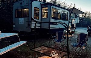Phoenix Luxe Retreat – 2 Bedroom Family 5th Wheel