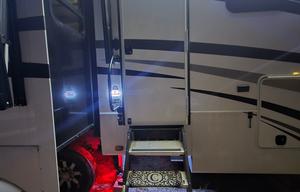 2021 Redwood RV Redwood 3401RL RV rental photo 4