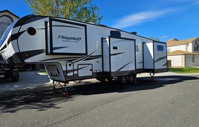 Great 5th wheel to tackle any trip.