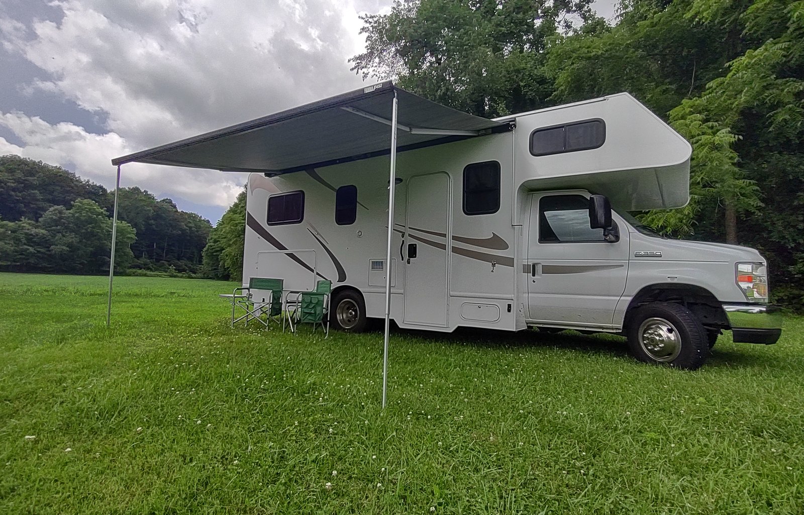 S.U.M.P.Vee v8  24' Class C small but spacious