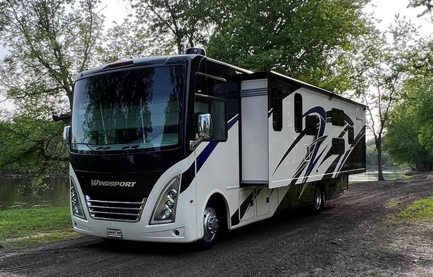 Large Luxury RV with Bunkbeds, Delivery Offered!
